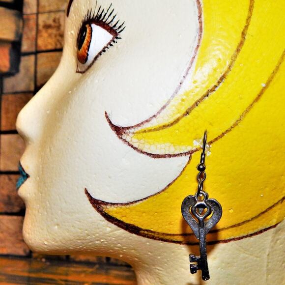 Sweet Romantic Vintage Key to my Heart Earrings - Picture 3 of 5